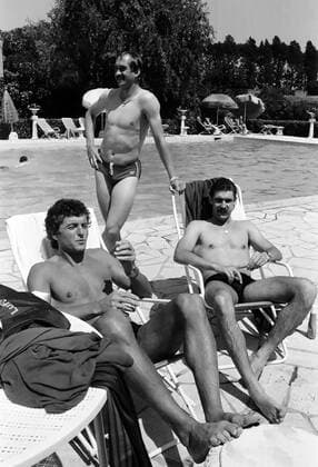 12.06.80 EM 1980 Italien DFB Quartier Trainingscamp Rom Italien, Rom, 12.06.1980, Fussball, UEFA EURO, EM, Europameisterschaft,Fussball EM 1980 in Italien, DFB Quartier Trainingscamp Rom: v.l. Erich Ribbeck (Co-Trainer), Uli Stielike, Herbert Zimmermann am Hotel Pool. *** 12 06 80 EM 1980 Italy DFB Quarter Training Camp Rome Italy, Rome, 12 06 1980, Football, UEFA Euro EM 1980 in Italy, DFB Quarter Training Camp Rome f l Erich Ribbeck Co Trainer , Uli Stielike, Herbert Zimmermann at the Hotel Pool
