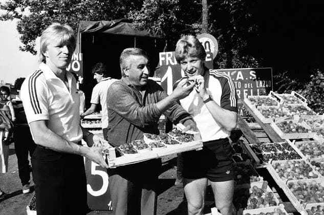 12.06.80 EM 1980 Italien DFB Quartier Trainingscamp Rom Italien, Rom, 12.06.1980, Fussball, UEFA EURO, EM, Europameisterschaft,Fussball EM 1980 in Italien, DFB Quartier Trainingscamp Rom: Förster Brüder Bernd (links) und Karlheinz (rechts) kaufen bei einem Straßenhändler Erdbeeren. *** 12 06 80 EM 1980 Italy DFB quarter training camp Rome Italy, Rome, 12 06 1980, football, UEFA Euro EM 1980 in Italy, DFB quarter training camp Rome Forester brothers Bernd left and Karlheinz right buy strawberries from a street vendor