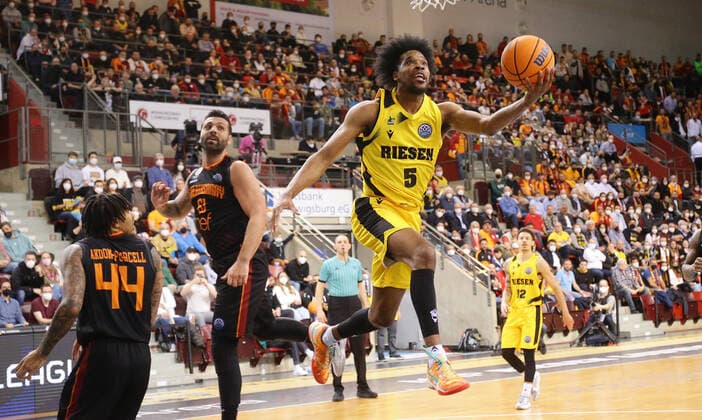 Ludwigsburg , Basketball Champions League Top 16 , MHP Riesen Ludwigsburg vs Galatasaray Nef , from left Goksenin Koksal Gala Justin Simon Riesen
