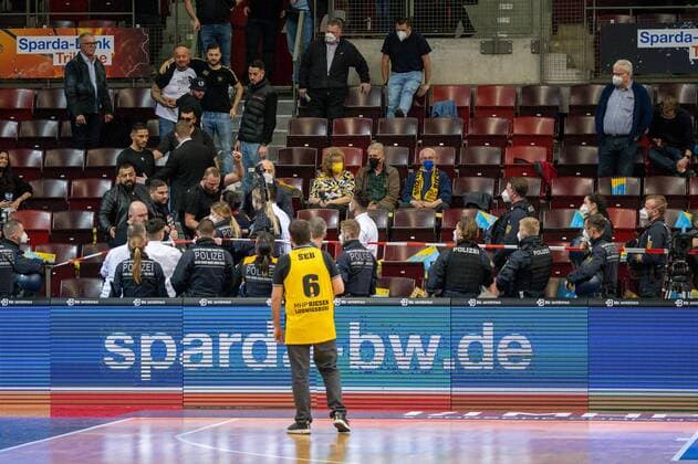 Basketball, CL, MHP Riesen Ludwigsburg - Galatasaray Odeabank Istanbul, police action in the fan block