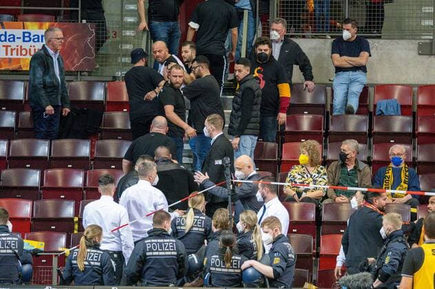 Tummult and police action, GER, MHP Riesen Ludwigsburg vs Galatasaray Nef, basketball, Champions League, BCL, Best of 16, 2021 2022, 14 03 2022, GER, MHP Riesen Ludwigsburg vs Galatasaray Nef, basketball, Champions League, BCL, Best of 16, 2021 2022, 14 03 2022 Ludwigsburg Copyright: xSaschaxWaltherx BCL_MHP_SWA