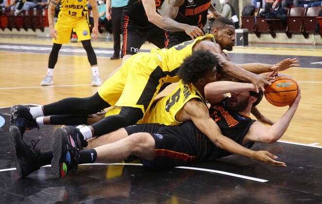 Ludwigsburg , Basketball Champions League Top 16 , MHP Riesen Ludwigsburg vs Galatasaray Nef , from above Yorman Polas bartolo Justin Simon Riesen
