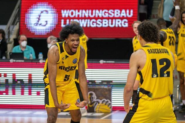 Jubilation close to victory, Justin Simon MHP Riesen Ludwigsburg, 05 , Jonah Radebaugh MHP Riesen Ludwigsburg, 12 , positive emotions, GER, MHP Riesen Ludwigsburg vs Galatasaray Nef, basketball, Champions League, BCL, Best of 16, 2021 2022, 14 03 2022, GER, MHP Riesen Ludwigsburg vs Galatasaray Nef, basketball, Champions League, BCL, Best of 16, 2021 2022, 14 03 2022 Ludwigsburg Copyright: xSaschaxWaltherx BCL_MHP_SWA
