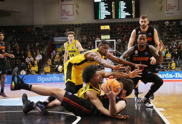 Sport Themen der Woche KW11 Sport Bilder des Tages Justin Simon (Riesen) und Yorman Polas Bartolo (Riesen) , beide links) im Bodenkampf um den Ball . MHP Riesen Ludwigsburg vs. Galatasaray Nef. Basketball-Champions League 2021-2022. Ludwigsburg , GER, 14.03.2022, *** Justin Simon Riesen and Yorman Polas Bartolo Riesen , both left in ground fight for the ball MHP Riesen Ludwigsburg vs Galatasaray Nef Basketball Champions League 2021 2022 Ludwigsburg , GER, 14 03 2022,