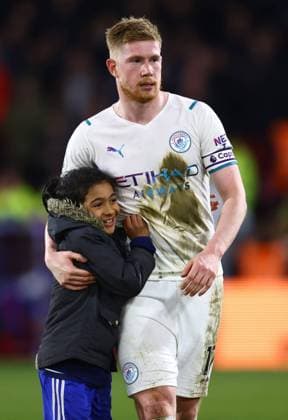 Sport Themen der Woche KW11 Sport Bilder des Tages London, England, 14th March 2022. Kevin De Bruyne of Manchester City is approached by a young fan during the Premier League match at Selhurst Park, London. Picture credit should read: David Klein Sportimage EDITORIAL USE ONLY. No use with unauthorised audio, video, data, fixture lists, club league logos or live services. Online in-match use limited to 120 images, no video emulation. No use in betting, games or single club league player publications. SPI-1588-0044