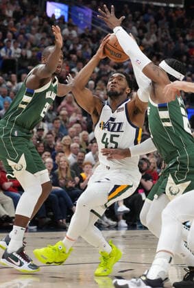 Utah Jazz guard Donovan Mitchell (45) drives between Milwaukee Bucks forward Khris Middleton (L) and guard Wesley Matthews (R) during an NBA, Basketball Herren, USA game between Utah Jazz and Milwaukee Bucks, in Vivint Smart Home Arena in Salt Lake City, Utah, USA, 14 March 2022. Milwaukee Bucks at Utah Jazz !ACHTUNG: NUR REDAKTIONELLE NUTZUNG!  Copyright: xGEORGExFREYx AME3398 20220315-bd96a6261289c3891932c35d333c1455120d99b2