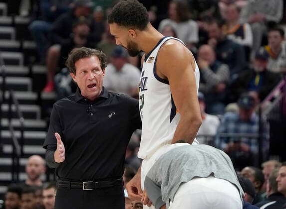 Head coach of the Utah Jazz talks to center Rudy Gobert (27) before he enters the game during an NBA, Basketball Herren, USA game between Utah Jazz and Milwaukee Bucks, in Vivint Smart Home Arena in Salt Lake City, Utah, USA, 14 March 2022. Milwaukee Bucks at Utah Jazz !ACHTUNG: NUR REDAKTIONELLE NUTZUNG!  Copyright: xGEORGExFREYx AME3402 20220315-e18b4a802e096ae5482a1d653ff90c4e4f3f3751