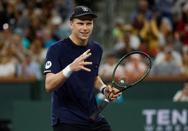 Sport Bilder des Tages March 14, 2022 Jenson Brooksby celebrates winning match point against Stefanos Tsitsipas of Greece during the 2022 BNP Paribas Open at Indian Wells Tennis Garden in Indian Wells, California. Mandatory Photo Credit: CSM. Indian Wells United States of America - ZUMAc04_ 20220314_zaf_c04_153 Copyright: xCharlesxBausx