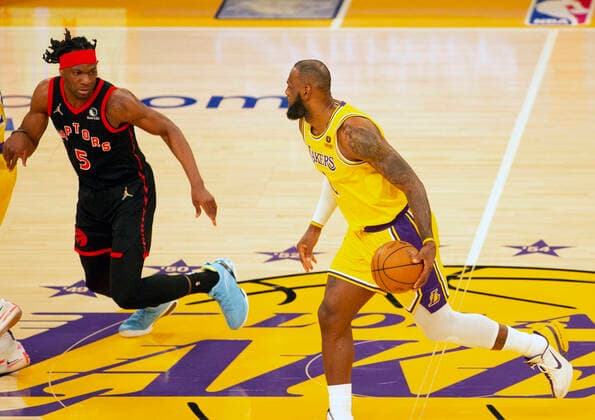 LeBron James (R) of the Los Angeles Lakers disputes the ball with Precious Achiuwa of the Toronto Raptors, today, during an NBA, Basketball Herren, USA game played at the Crypto Arena, in Los Angeles. Angeles, USA, 14 March 2022. Los Angeles Lakers vs Toronto Raptors !ACHTUNG: NUR REDAKTIONELLE NUTZUNG!  Copyright: xArmandoxArorizox AME3407 20220315-5c89f806554393e648274233603a36929acbbd39