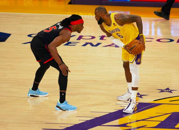 LeBron James (R) of the Los Angeles Lakers disputes the ball with Precious Achiuwa of the Toronto Raptors, today, during an NBA, Basketball Herren, USA game played at the Crypto Arena, in Los Angeles. Angeles, USA, 14 March 2022. Los Angeles Lakers vs Toronto Raptors !ACHTUNG: NUR REDAKTIONELLE NUTZUNG!  Copyright: xArmandoxArorizox AME3414 20220315-b4878ec121b53bd483ff78ad7114270e0b88a6c0