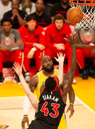 LeBron James (back) of the Los Angeles Lakers disputes the ball with Pascal Siakam of the Toronto Raptors, today, during an NBA, Basketball Herren, USA game played at the Crypto Arena, in Los Angeles. Angeles, USA, 14 March 2022. Los Angeles Lakers vs Toronto Raptors !ACHTUNG: NUR REDAKTIONELLE NUTZUNG!  Copyright: xArmandoxArorizox AME3404 20220315-d3342a6e72f55584ef98c256744f0ca5daaaed00