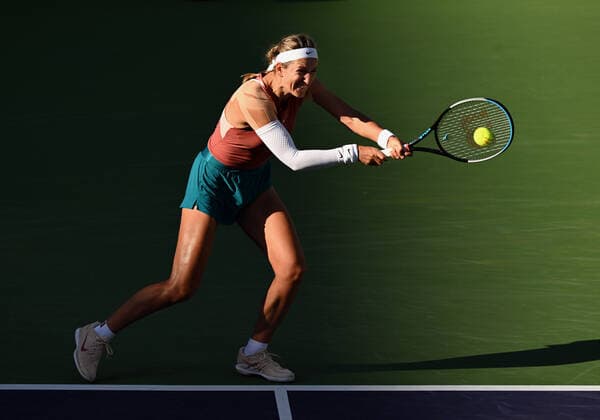 INDIAN WELLS, CA - MARCH 14: Victoria Azarenka of Russia returns the ball during a tennis match at the BNP Paribas Open played on March 14, 2022 at the Indian Wells Tennis Garden in Indian Wells, CA. (Photo by John Cordes Icon Sportswire) TENNIS: MAR 14 BNP Paribas Open Icon506220314116