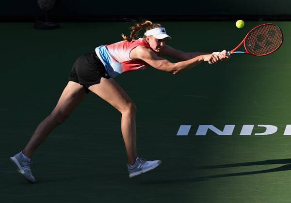INDIAN WELLS, CA - MARCH 14: Elena Rybakina of Kazakhstan dives to return the ball during a tennis match at the BNP Paribas Open played on March 14, 2022 at the Indian Wells Tennis Garden in Indian Wells, CA. (Photo by John Cordes Icon Sportswire) TENNIS: MAR 14 BNP Paribas Open Icon506220314100