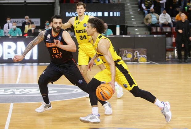 Ludwigsburg , Basketball Champions League Top 16 , MHP Riesen Ludwigsburg vs Galatasaray Nef , from left Goksenin Köksal Gala Jonah Radebaugh Riesen