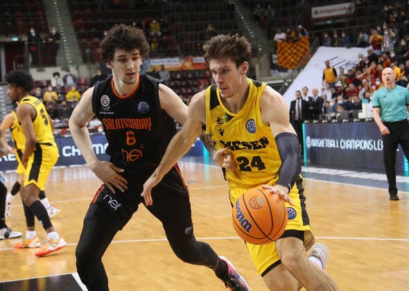 V li Sadik Emir Kabaca Galatasaray , Ethan Rapp Riesen MHP Riesen Ludwigsburg vs Galatasaray Nef Basketball Champions League 2021 2022 Ludwigsburg , GER, 14 03 2022,