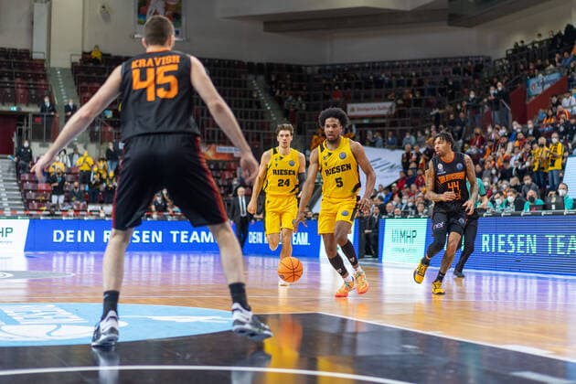 Justin Simon MHP Riesen Ludwigsburg, 05 , Ethan Happ MHP Riesen Ludwigsburg, 24 , GER, MHP Riesen Ludwigsburg vs Galatasaray Nef, Basketball, Champions League, Best of 16, Season 2021 2022, 14 03 2022, GER, MHP Riesen Ludwigsburg vs Galatasaray Nef, Basketball, Champions League, Best of 16, Season 2021 2022, 14 03 2022 Ludwigsburg. Copyright: xEibner-Pressefoto SaschaxWaltherx EP_EER