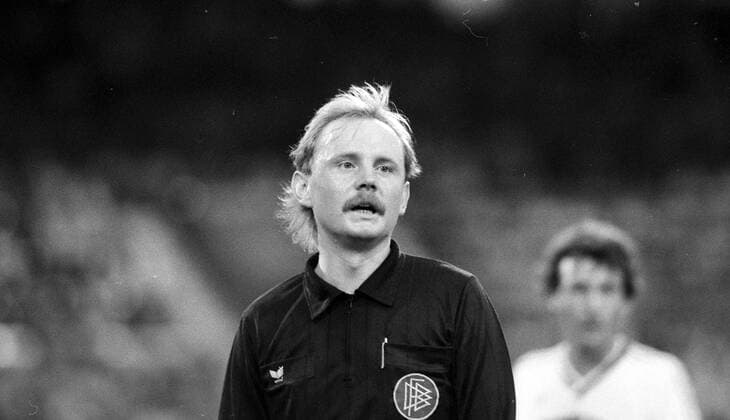 30.07.85 VfB Stuttgart - Stuttgarter Kickers Deutschland, Stuttgart, 30.07.1985, Fussball, Bundesliga, Testspiel, VfB Stuttgart - Stuttgarter Kickers (2:2): Siegfried Bauer (Schiedsrichter). *** 30 07 85 VfB Stuttgart Stuttgarter Kickers Germany, Stuttgart, 30 07 1985, football, Bundesliga, test match, VfB Stuttgart Stuttgarter Kickers 2 2 Siegfried Bauer referee