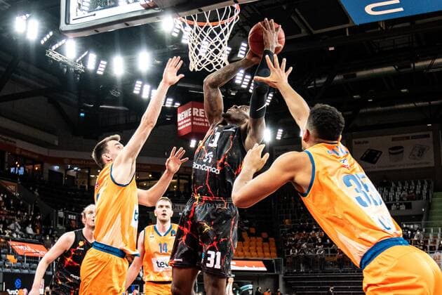 Dylan Ennis CB Gran Canaria, 31 , Fedor Zugic Ratiopharm Ulm 44 , Karim Jallow Ratiopharm Ulm 35 GER, Ratiopharm Ulm vs Gran Canaria, 7DAYS Eurocup Basketball, 15 match day, 15 03 2022 Ratiopharm Ulm vs Gran Canaria, 7 Days Eurocup Basketball, 15 match day New Ulm. Copyright: xEibner-Pressefoto RogerxBuerkex EP_EER