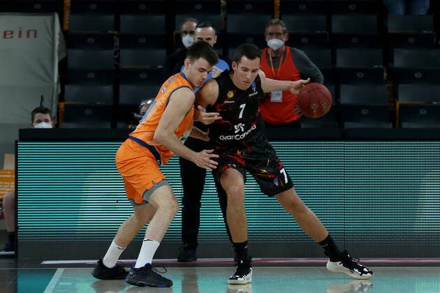 15 03 2022, Neu Ulm, Germany, ratiopharm Arena, ratiopharm ulm vs Gran Canaria Basketball 7 Days EuroCup, Fedor Zugic ratiopharm ulm and Miquel Salvo Gran Canaria in duel Photo H Langer Neu Ulm ratiopharm Arena Bayern Germany  541_ULMCRN20220315_005 Langer-541