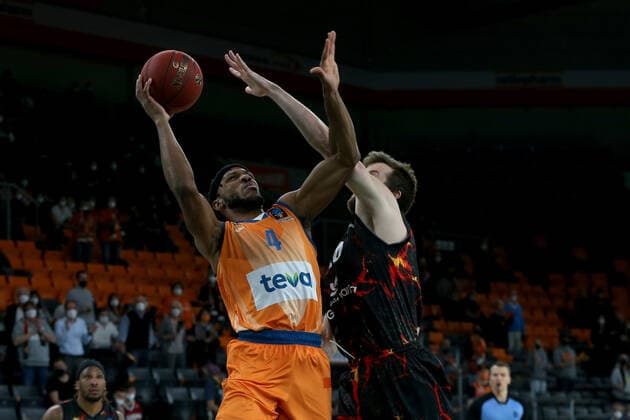 15 03 2022, Neu Ulm, Germany, ratiopharm Arena, ratiopharm ulm vs Gran Canaria Basketball 7 Days EuroCup, Jaron Blossomgame ratiopharm ulm and John Shurna Gran Canaria in duel Photo H Langer Neu Ulm ratiopharm Arena Bavaria Germany.  541_ULMCRN20220315_006 Langer-541