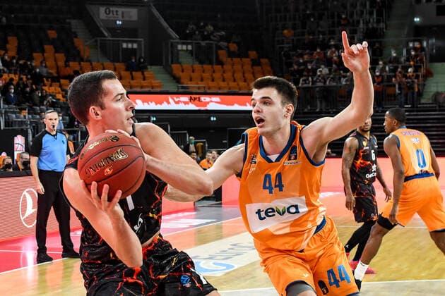 GER, EuroCup, ratiopharm Ulm vs Herbalife Gran Canaria 15 03 2022, ratiopharm arena, New Ulm, GER, EuroCup, ratiopharm Ulm vs Herbalife Gran Canaria, in picture Miquel Salvo Gran Canaria, 7 , Fedor Zugic Ulm, 44 nordphotoxGmbHx xHafner nph00200