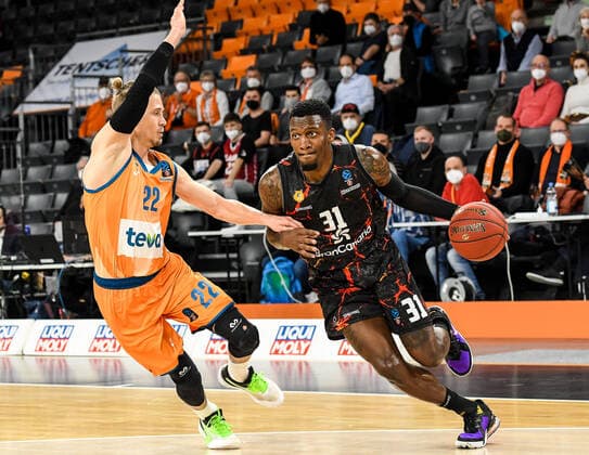 GER, EuroCup, ratiopharm Ulm vs Herbalife Gran Canaria 15 03 2022, ratiopharm arena, New Ulm, GER, EuroCup, ratiopharm Ulm vs Herbalife Gran Canaria, in picture Thomas Klepeisz Ulm, 22 , Dylan Ennis Gran Canaria, 31 nordphotoxGmbHx xHafner nph00200