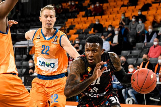 GER, EuroCup, ratiopharm Ulm vs Herbalife Gran Canaria 15 03 2022, ratiopharm arena, New Ulm, GER, EuroCup, ratiopharm Ulm vs Herbalife Gran Canaria, in picture Thomas Klepeisz Ulm, 22 , Dylan Ennis Gran Canaria, 31 nordphotoxGmbHx xHafner nph00200