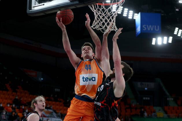 15 03 2022, Neu Ulm, Germany, ratiopharm Arena, ratiopharm ulm vs Gran Canaria Basketball 7 Days EuroCup, Fedor Zugic ratiopharm ulm and John Shurna Gran Canaria in duel Photo H Langer Neu Ulm ratiopharm Arena Bayern Germany  541_ULMCRN20220315_015 Langer-541
