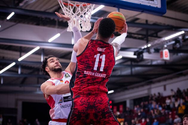 ProA 21 Matchday Artland Dragons vs Bayer Giants Leverkusen, 15 03 2022 Akim Jamal Jonah Artland Dragons, 34 , Ferenc Gille Bayer Giants Leverkusen, 11 ProA 21 Matchday Artland Dragons vs Bayer Giants Leverkusen on 15 03 2022 in Quakenbrueck Artland Arena , Germany, Copyright: xBEAUTIFULxSPORTS Neddermannx