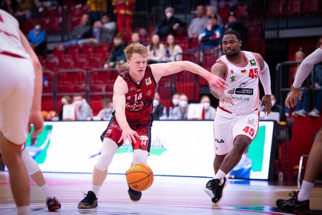 ProA 21 Matchday Artland Dragons vs Bayer Giants Leverkusen, 15 03 2022 Luis Elias Figge Bayer Giants Leverkusen, 14 , Demetrius Ward Artland Dragons, 45 ProA 21 Matchday Artland Dragons vs Bayer Giants Leverkusen on 15 03 2022 in Quakenbrueck Artland Arena , Germany, Copyright: xBEAUTIFULxSPORTS Neddermannx