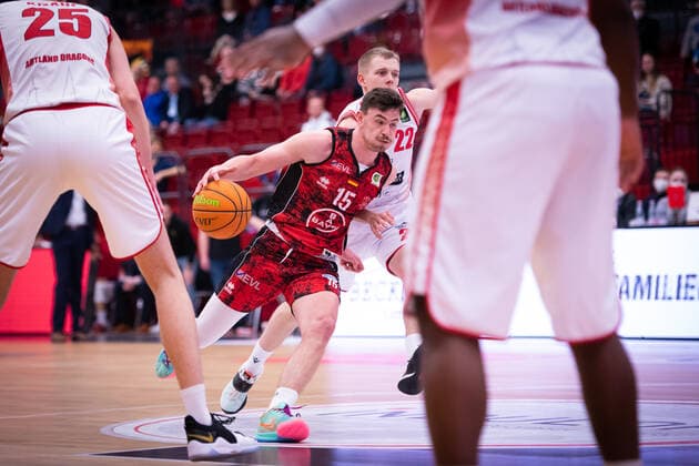ProA 21 Matchday Artland Dragons vs Bayer Giants Leverkusen, 15 03 2022 Luca Finn Kahl Bayer Giants Leverkusen, 15 , Marvin Caspar Moeller Artland Dragons, 22 ProA 21 Matchday Artland Dragons vs Bayer Giants Leverkusen on 15 03 2022 in Quakenbrueck Artland Arena , Germany, Copyright: xBEAUTIFULxSPORTS Neddermannx