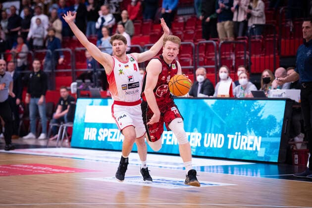 ProA 21 Matchday Artland Dragons vs Bayer Giants Leverkusen, 15 03 2022 Thorben Doeding Artland Dragons, 4 , Luis Elias Figge Bayer Giants Leverkusen, 14 ProA 21 Matchday Artland Dragons vs Bayer Giants Leverkusen on 15 03 2022 in Quakenbrueck Artland Arena , Germany, Copyright: xBEAUTIFULxSPORTS Neddermannx