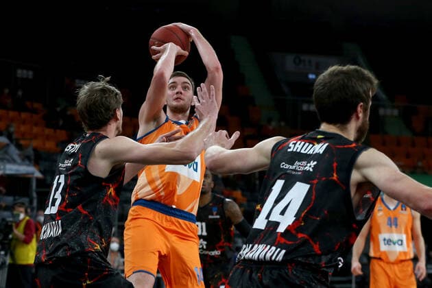 15 03 2022, Neu Ulm, Germany, ratiopharm Arena, ratiopharm ulm vs Gran Canaria Basketball 7 Days EuroCup, Artem Pustovyi Gran Canaria in duel Photo H Langer Neu Ulm ratiopharm Arena Bayern Germany  541_ULMCRN20220315_027 Langer-541