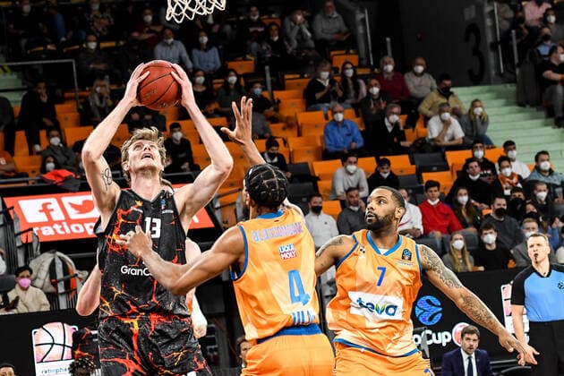GER, EuroCup, ratiopharm Ulm vs Herbalife Gran Canaria 15 03 2022, ratiopharm arena, New Ulm, GER, EuroCup, ratiopharm Ulm vs Herbalife Gran Canaria, pictured Artem Pustovyi Gran Canaria, 13 goes to the basket, Jaron Blossomgame Ulm, 4 , Sindarius Thornwell Ulm, 7. nordphotoxGmbHx xHafner nph00200