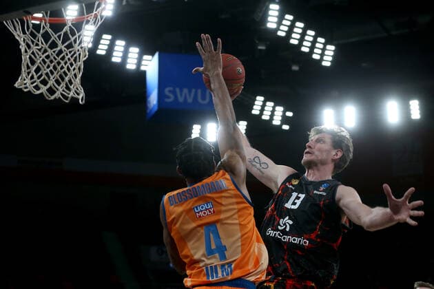 15 03 2022, Neu Ulm, Germany, ratiopharm Arena, ratiopharm ulm vs Gran Canaria Basketball 7 Days EuroCup, Jaron Blossomgame ratiopharm ulm and Artem Pustovyi Gran Canaria in duel Photo H Langer Neu Ulm ratiopharm Arena Bayern Germany  541_ULMCRN20220315_042 Langer-541