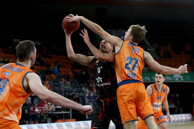 15 03 2022, Neu Ulm, Germany, ratiopharm Arena, ratiopharm ulm vs Gran Canaria Basketball 7 Days EuroCup, Philipp Herkenhoff ratiopharm ulm in duel photo H Langer Neu Ulm ratiopharm Arena Bayern Germany  541_ULMCRN20220315_048 Langer-541