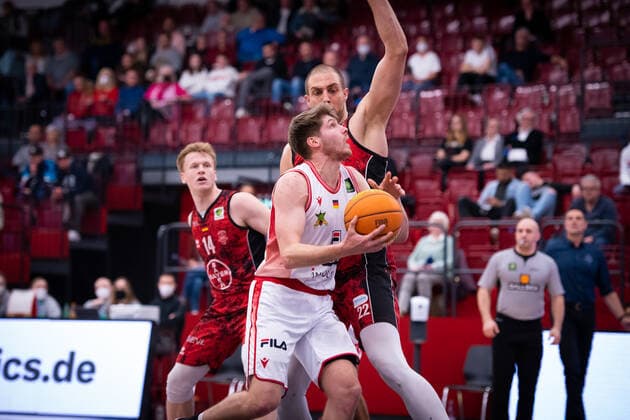 ProA 21 Matchday Artland Dragons vs Bayer Giants Leverkusen, 15 03 2022 Thorben Doeding Artland Dragons, 4 , Dennis Heinzmann Bayer Giants Leverkusen, 22 ProA 21 Matchday Artland Dragons vs Bayer Giants Leverkusen on 15 03 2022 in Quakenbrueck Artland Arena , Germany, Copyright: xBEAUTIFULxSPORTS Neddermannx