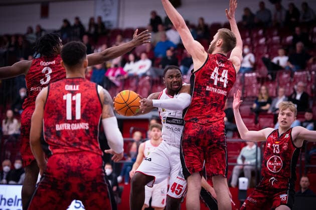 ProA 21 Matchday Artland Dragons vs Bayer Giants Leverkusen, 15 03 2022 Demetrius Ward Artland Dragons, 45 , Quentin Goodin Bayer Giants Leverkusen, 3 , Ferenc Gille Bayer Giants Leverkusen, 11 , Marco Bacak Bayer Giants Leverkusen, 44 ProA 21 Matchday Artland Dragons vs Bayer Giants Leverkusen on 15 03 2022 in Quakenbrueck Artland Arena , Germany, Copyright: xBEAUTIFULxSPORTS Neddermannx
