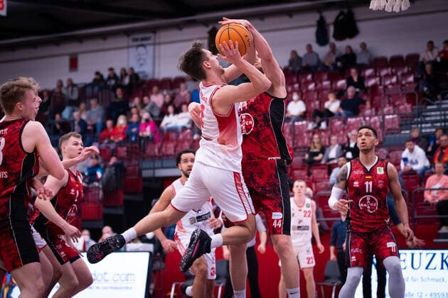 ProA 21 Matchday Artland Dragons vs Bayer Giants Leverkusen, 15 03 2022 Zachary Christopher Ensminger Artland Dragons, 1 , Marco Bacak Bayer Giants Leverkusen, 44 ProA 21 Matchday Artland Dragons vs Bayer Giants Leverkusen on 15 03 2022 in Quakenbrueck Artland Arena , Germany, Copyright: xBEAUTIFULxSPORTS Neddermannx