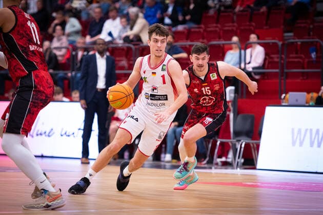 ProA 21 Matchday Artland Dragons vs Bayer Giants Leverkusen, 15 03 2022 Zachary Christopher Ensminger Artland Dragons, 1 , Luca Finn Kahl Bayer Giants Leverkusen, 15 ProA 21 Matchday Artland Dragons vs Bayer Giants Leverkusen on 15 03 2022 in Quakenbrueck Artland Arena , Germany, Copyright: xBEAUTIFULxSPORTS Neddermannx