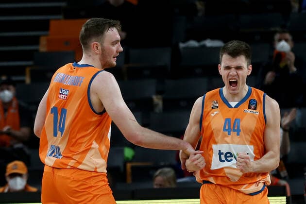 15 03 2022, Neu Ulm, Germany, ratiopharm Arena, ratiopharm ulm vs Gran Canaria Basketball 7 Days EuroCup, Philipp Herkenhoff ratiopharm ulm and Fedor Zugic ratiopharm ulm gestures Photo H Langer Neu Ulm ratiopharm Arena Bavaria Germany.  541_ULMCRN20220315_060 Langer-541