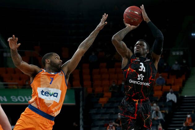 15 03 2022, Neu Ulm, Germany, ratiopharm Arena, ratiopharm ulm vs Gran Canaria Basketball 7 Days EuroCup, Sindarius Thornwell ratiopharm ulm and Dylan Ennis Gran Canaria in duel Photo H Langer Neu Ulm ratiopharm Arena Bavaria Germany.  541_ULMCRN20220315_064 Langer-541