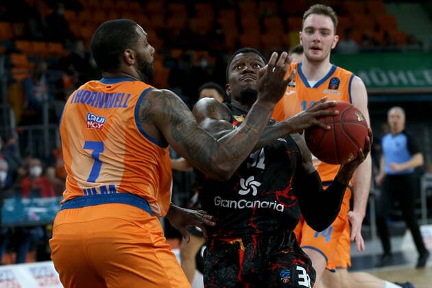 15 03 2022, Neu Ulm, Germany, ratiopharm Arena, ratiopharm ulm vs Gran Canaria Basketball 7 Days EuroCup, Sindarius Thornwell ratiopharm ulm in duel Photo H Langer Neu Ulm ratiopharm Arena Bavaria Germany.  541_ULMCRN20220315_068 Langer-541