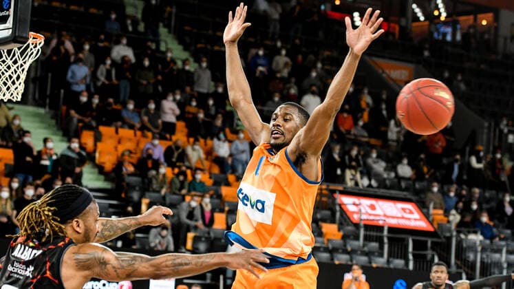 GER, EuroCup, ratiopharm Ulm vs Herbalife Gran Canaria 15 03 2022, ratiopharm arena, New Ulm, GER, EuroCup, ratiopharm Ulm vs Herbalife Gran Canaria, in picture Semaj Christon Ulm, 0 tries to prevent a move by Andrew Albicy Gran Canaria, 6 in the final second, without success nordphotoxGmbHx xHafner nph00200