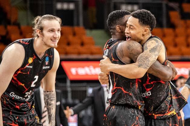 Gran Canaria wins with 94 93 final score against Ratiopharm Ulm Happy winners Ratiopharm Ulm vs Gran Canaria, 7DAYS Eurocup Basketball, 15 match day, 15 03 2022 Ratiopharm Ulm vs Gran Canaria, 7 Days Eurocup Basketball, 15 match day New Ulm Copyright: xEibner-Pressefoto RogerxBuerkex EP_EER