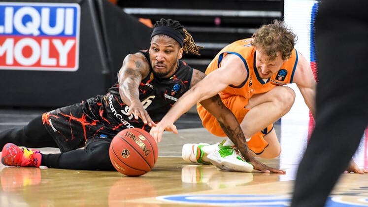 GER, EuroCup, ratiopharm Ulm vs Herbalife Gran Canaria 15 03 2022, ratiopharm arena, New Ulm, GER, EuroCup, ratiopharm Ulm vs Herbalife Gran Canaria, pictured Andrew Albicy Gran Canaria, 6 wins the battle for the ball against Per Guenther Ulm, 6 nordphotoxGmbHx xHafner nph00200