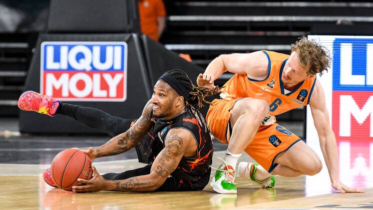 GER, EuroCup, ratiopharm Ulm vs Herbalife Gran Canaria 15 03 2022, ratiopharm arena, New Ulm, GER, EuroCup, ratiopharm Ulm vs Herbalife Gran Canaria, pictured Andrew Albicy Gran Canaria, 6 wins the battle for the ball against Per Guenther Ulm, 6 nordphotoxGmbHx xHafner nph00200