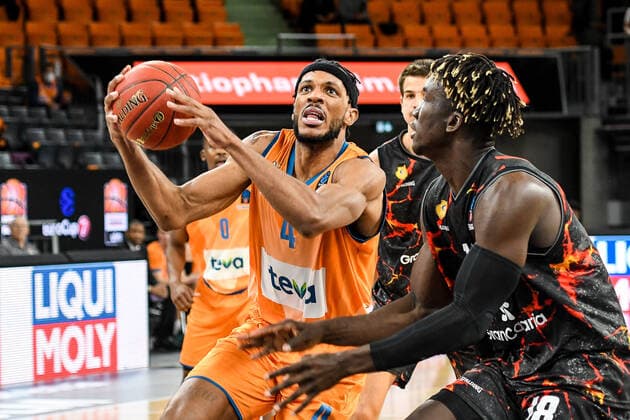 GER, EuroCup, ratiopharm Ulm vs Herbalife Gran Canaria 15 03 2022, ratiopharm arena, New Ulm, GER, EuroCup, ratiopharm Ulm vs Herbalife Gran Canaria, pictured Jaron Blossomgame Ulm, 4 , Khlifa Diop Gran Canaria, 18 nordphotoxGmbHx xHafner nph00200