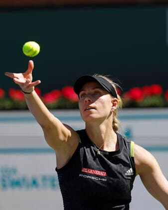 March 15, 2022 Angelique Kerber of Germany serves against Iga Swiatek of Poland during the 2022 BNP Paribas Open at Indian Wells Tennis Garden in Indian Wells, California. Mandatory Photo Credit: CSM. Indian Wells United States of America - ZUMAc04_ 20220315_zaf_c04_113 Copyright: xCharlesxBausx