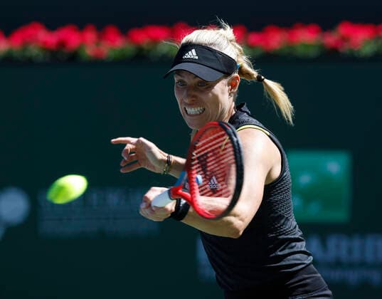 March 15, 2022 Angelique Kerber of Germany returns a shot against Iga Swiatek of Poland during the 2022 BNP Paribas Open at Indian Wells Tennis Garden in Indian Wells, California. Mandatory Photo Credit: CSM. Indian Wells United States of America - ZUMAc04_ 20220315_zaf_c04_116 Copyright: xCharlesxBausx
